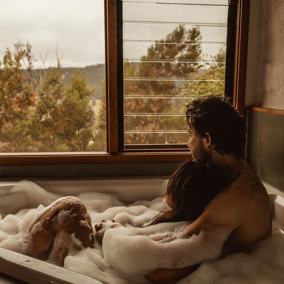 Enjoy the large spa bath and amazing views with s Sneeky mid-weeky package at Kangaroo Ridge Retreat